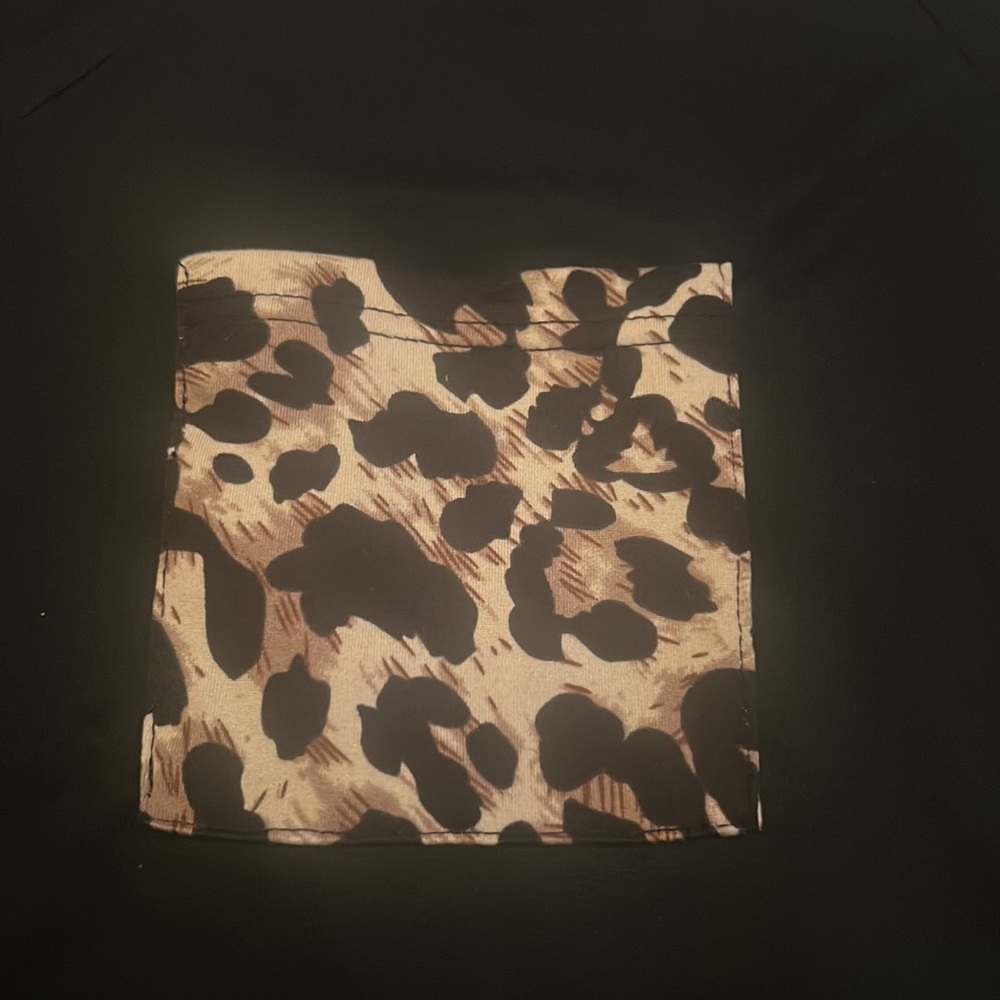EMERY ROSE Pocket Patched  Leopard Tee - Picture 4 of 7
